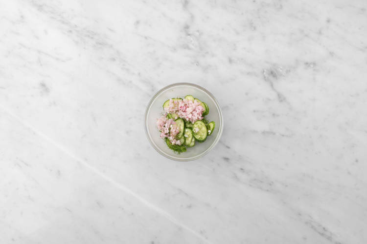 Assembler la salade de concombres