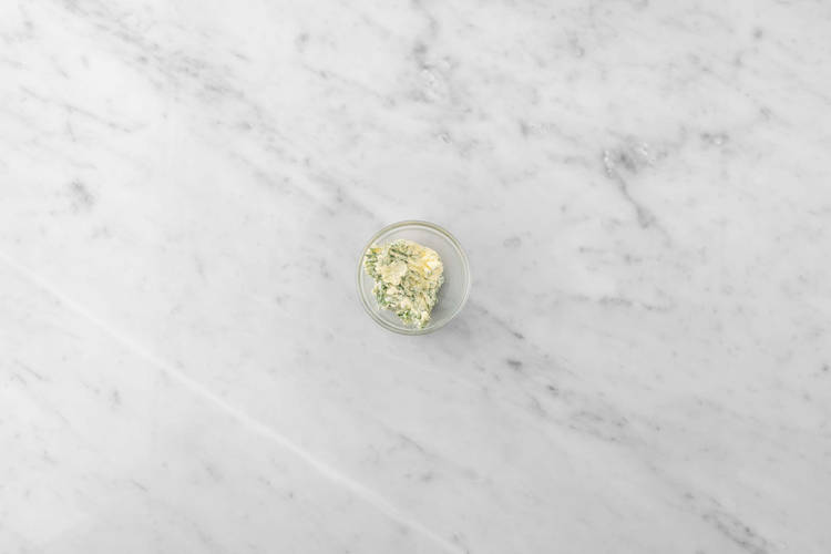 Cuire le maïs et préparer le beurre aux herbes