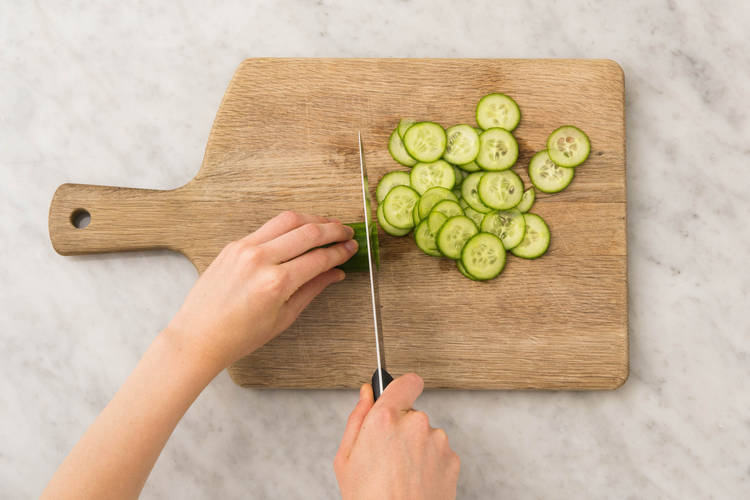 Faire la salade de concombre 