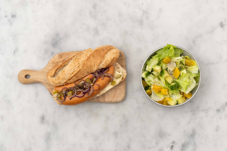 Garni le pain et servir