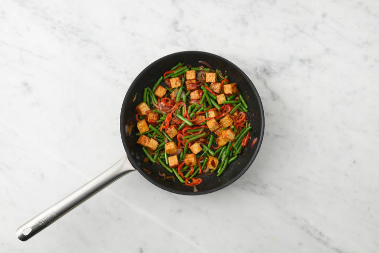 Cuire les légumes en remuant