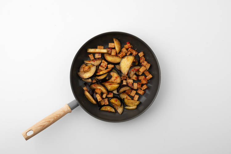 Sticky tempeh en aubergine maken