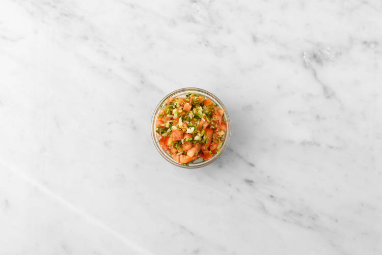 Préparer et mélanger le pico de gallo