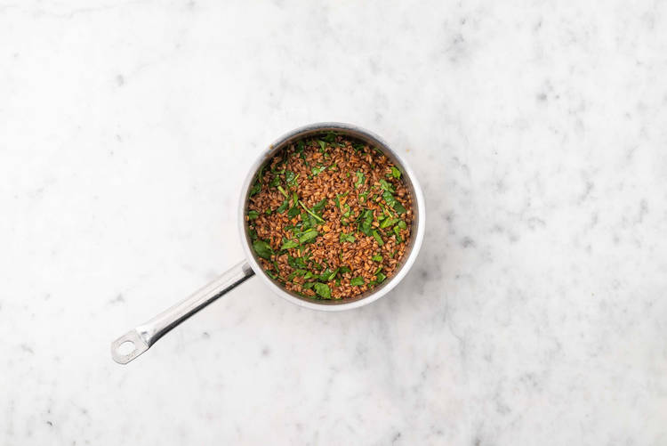 Cuire les légumes et assembler le farro