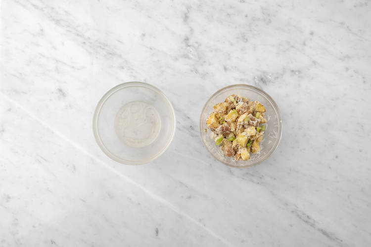 Préparer la vinaigrette et assaisonner les pommes de terre