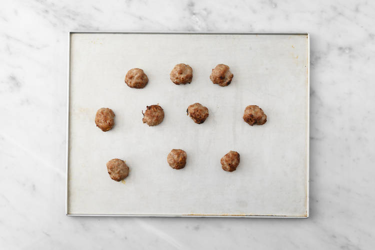 Forma y cocina las albóndigas