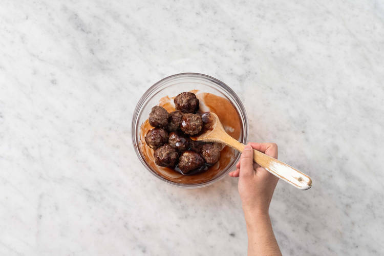 Adereza las albóndigas