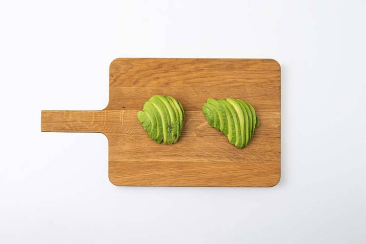 MÉLANGER LA MAYO GINGEMBRE- SÉSAME ET PRÉPARER L’AVOCAT