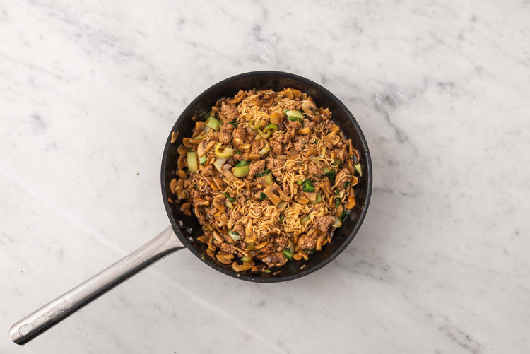 Combina los fideos con la salsa