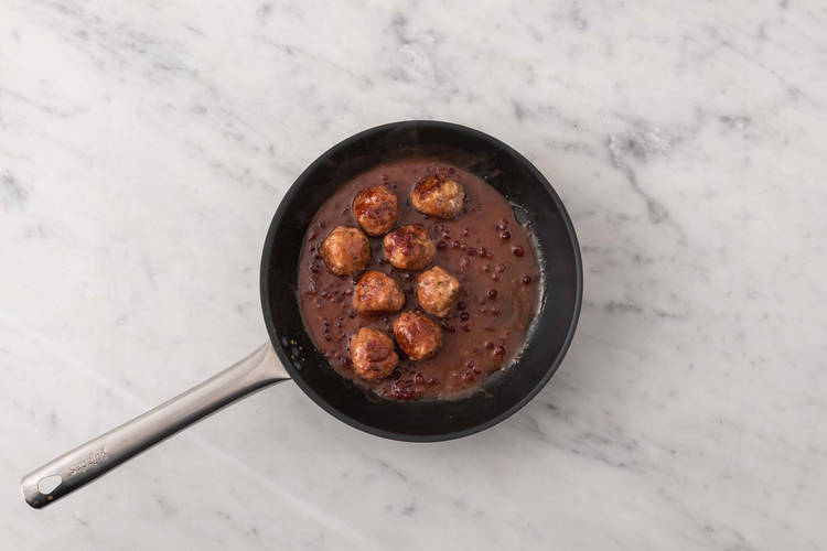 Écraser les pommes de terre et glacer les boulettes