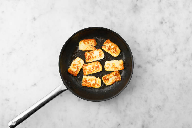 Griller l’haloumi et les amandes