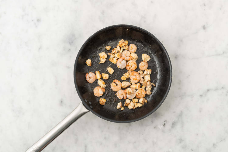 Cuire les crevettes et le poulet