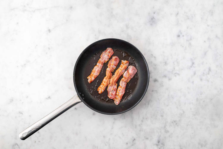 Cuire le bacon et préparer la sauce