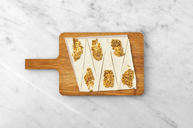 Préparer les mini-pains saucisses