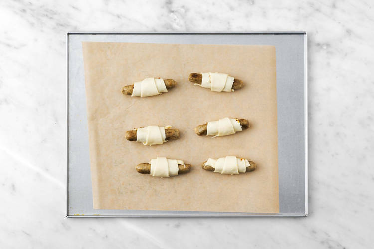 Enfourner les pains saucisses