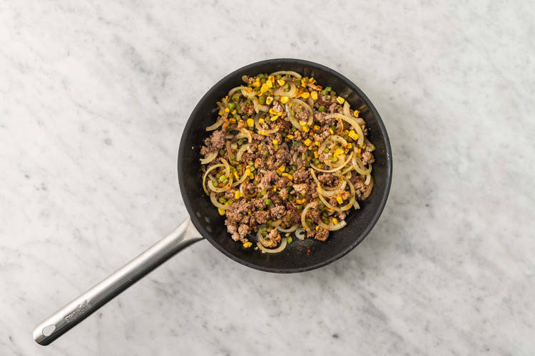 Aggiungere le verdure alla carne