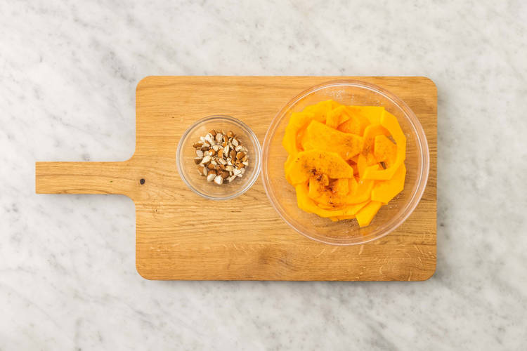 Tagliare la zucca e tritare le mandorle