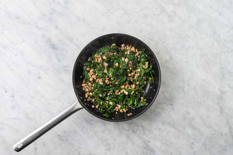 Cuocere funghi e spinaci