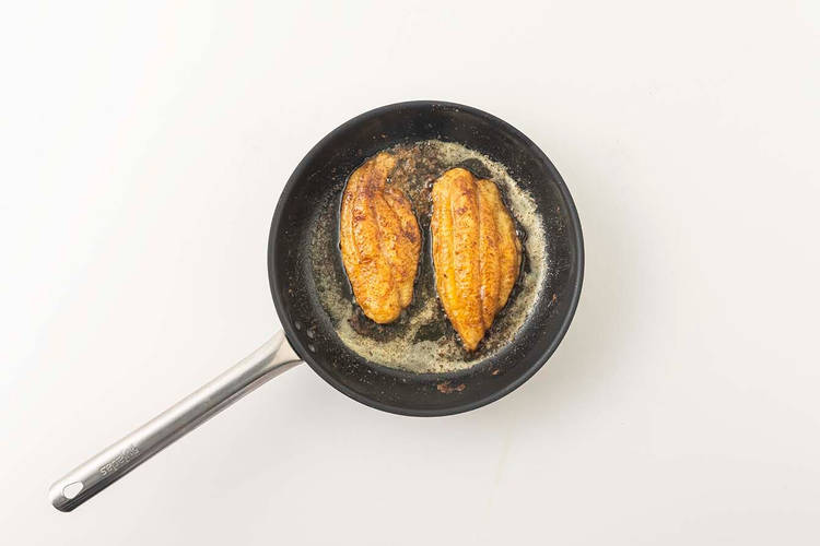 CUIRE LES FILETS DE PANGASIUS ET TERMINER LE RIZ