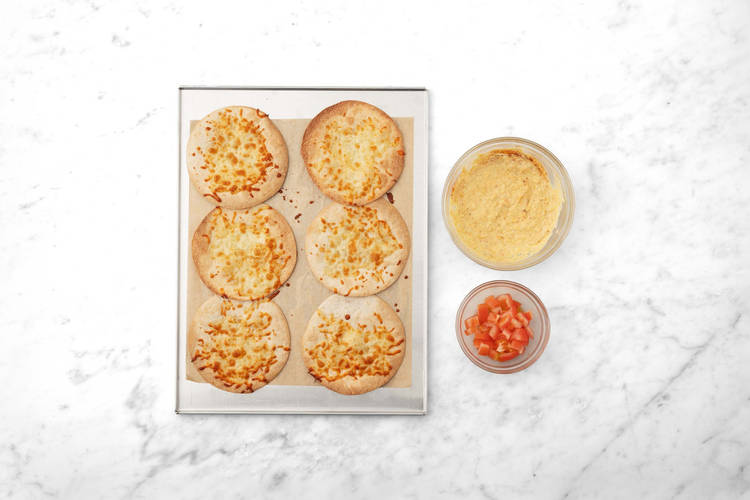 Prepara el tomate y las tortillas