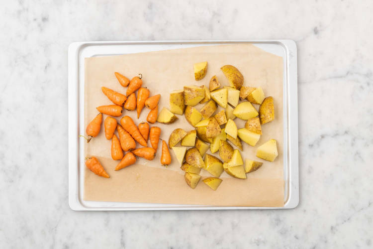 Hornea las patatas y zanahorias