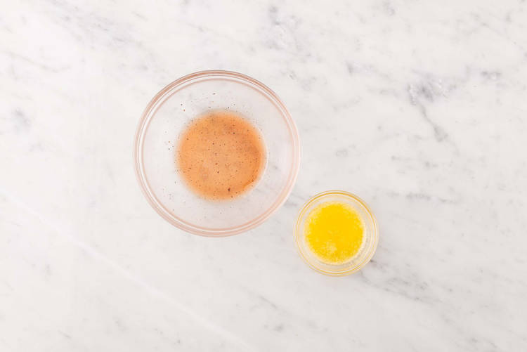 Préparer le beurre à l’ail et la vinaigrette