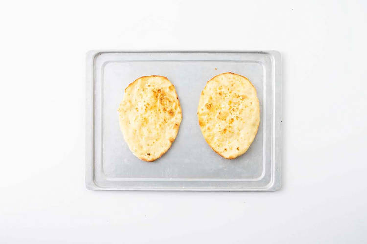 GRILLER LES NAANS À L’AIL ET ASSEMBLER LA SALADE