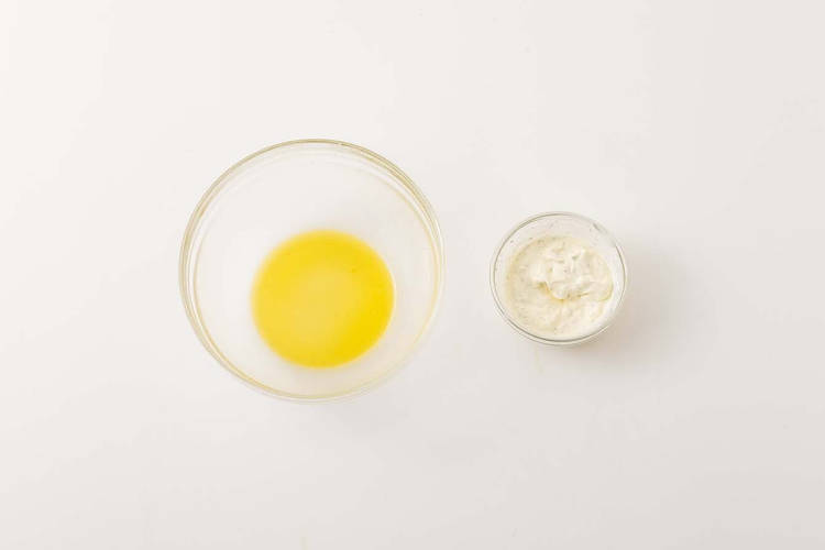 PRÉPARER LA VINAIGRETTE ET LA SAUCE À L’AIL