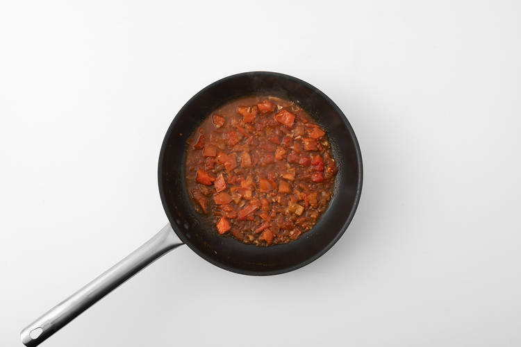 PRÉPARER LA SAUCE À LA TOMATE ET À L’AIL