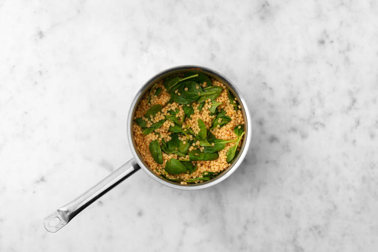 Bland perlecouscous og spinat