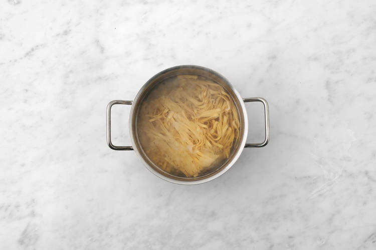 Chilinudeln kochen