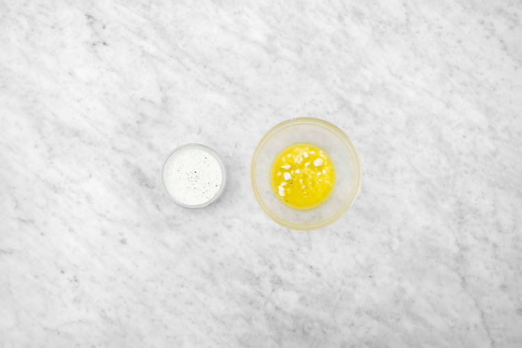 Préparer la vinaigrette et la sauce tzatziki-feta