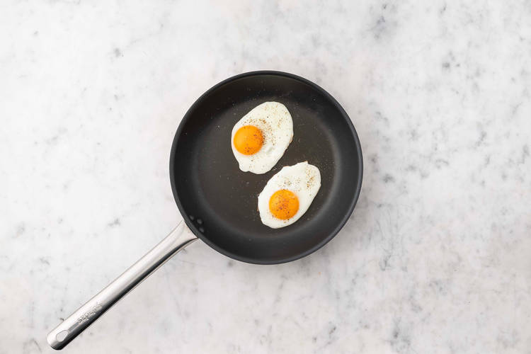 Faire les œufs au plat