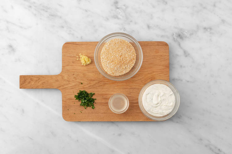 Préparer la crème à l’estragon et griller la chapelure