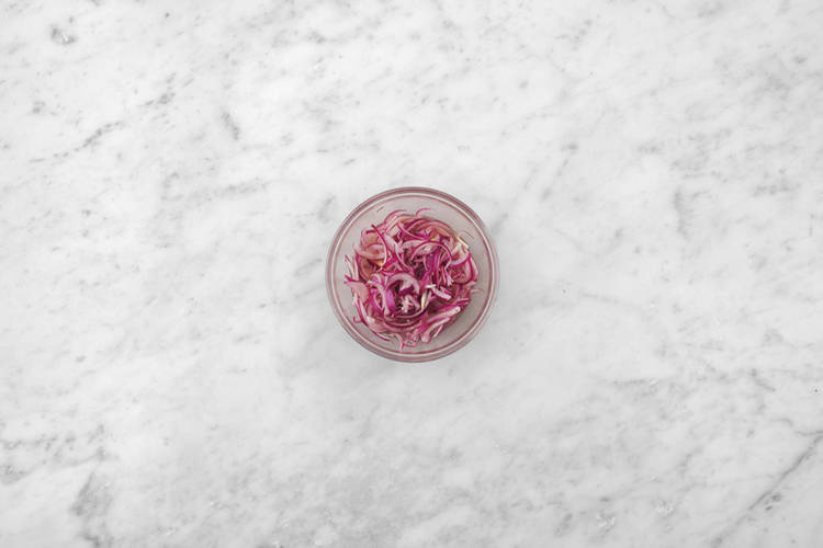 Pickles d'oignon en préparation