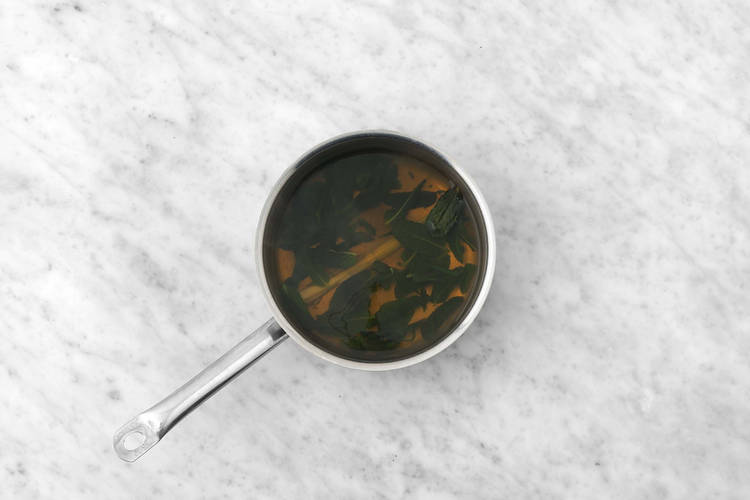 Verse thee met munt, venkelzaad, citroengras en honing