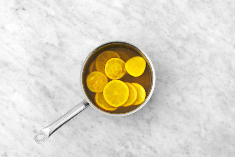 Verse thee met kurkuma en sinaasappel