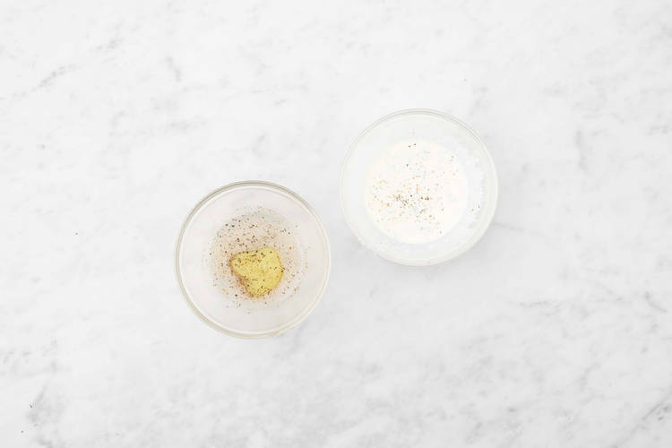 Assembler la salade de tomates et préparer la sauce ranch à l’estragon