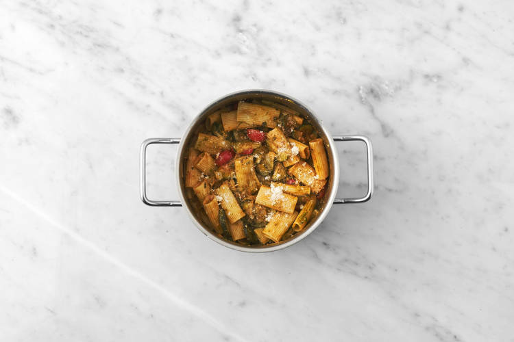 Combina la pasta y la salsa