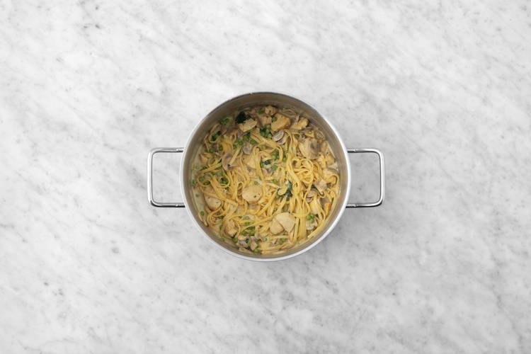 Assembler les linguines Alfredo