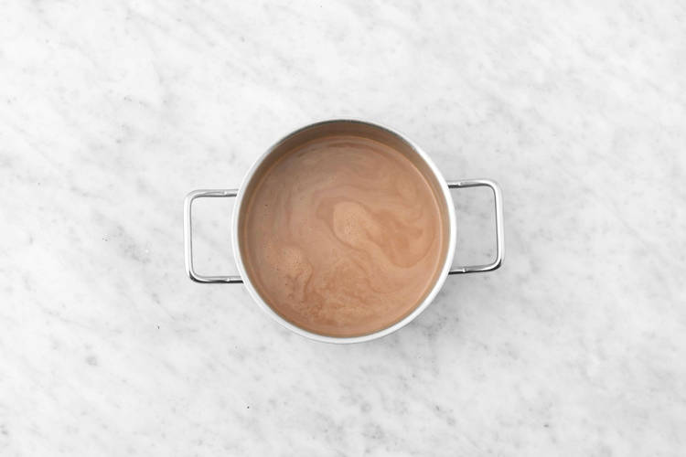 Cuire les biscuits et faire le chocolat chaud