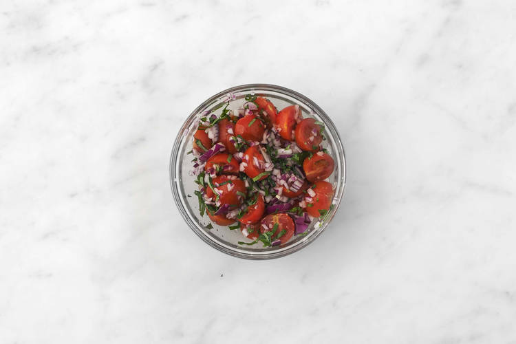 Bland salsa cruda