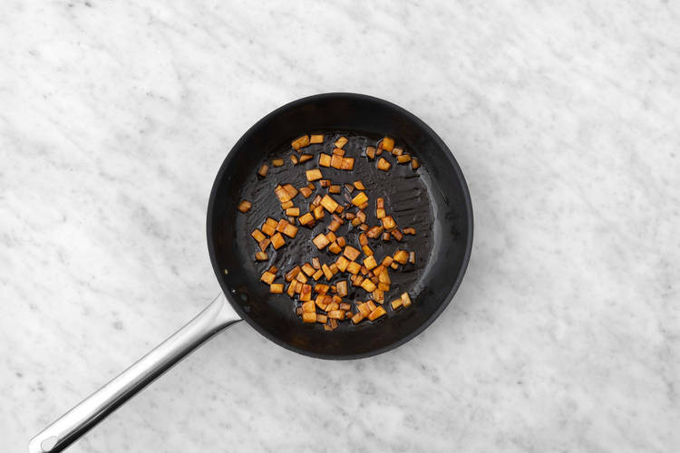 Cuire l’ananas et les oignons verts