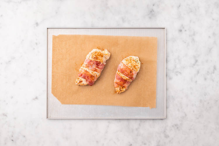 Cuire le poulet enrobé de bacon