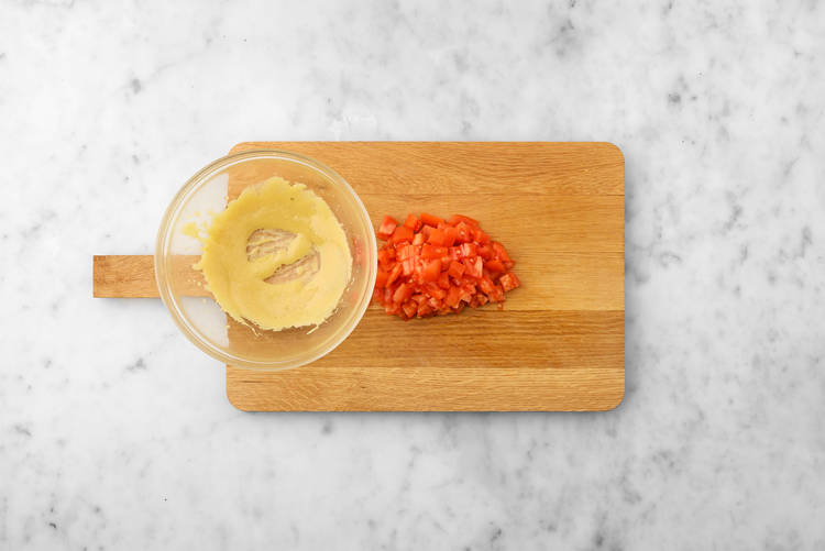 Préparer les tomates et la  vinaigrette