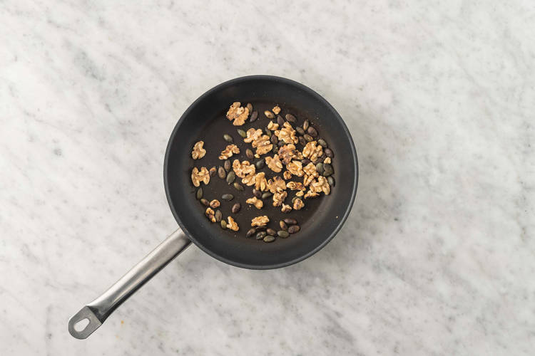 Nüsse und Kerne rösten