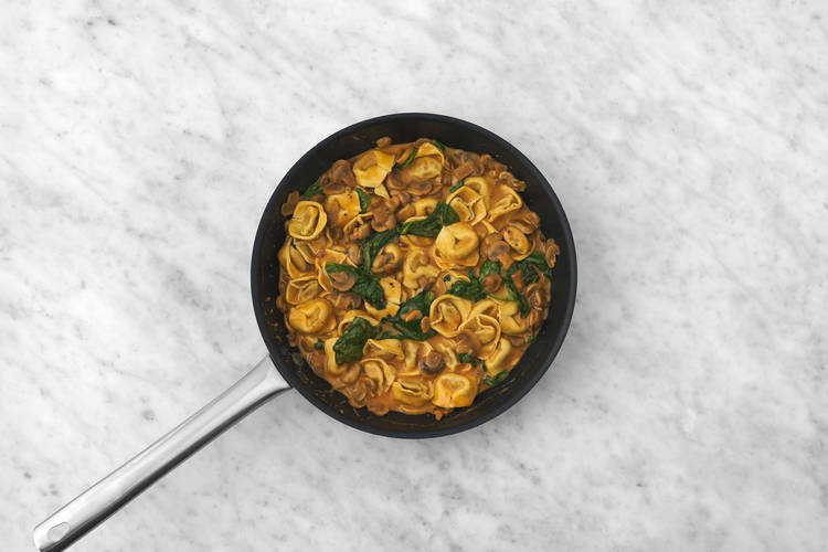 Tilsæt spinat og pasta