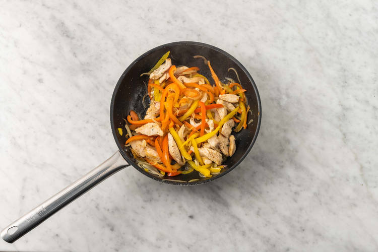 Cuocere pollo e verdure