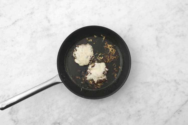 Cuire les galettes et former les boules de neige