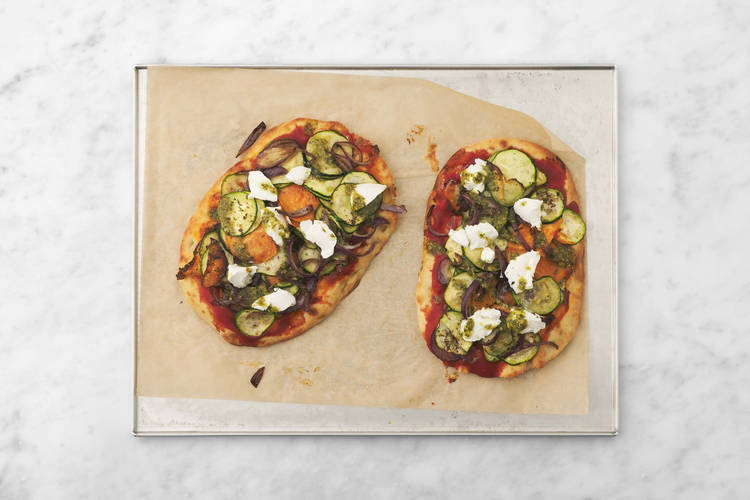 Naanpizza's bereiden